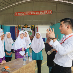 A ConocoPhillips volunteer speaking to a group of ladies