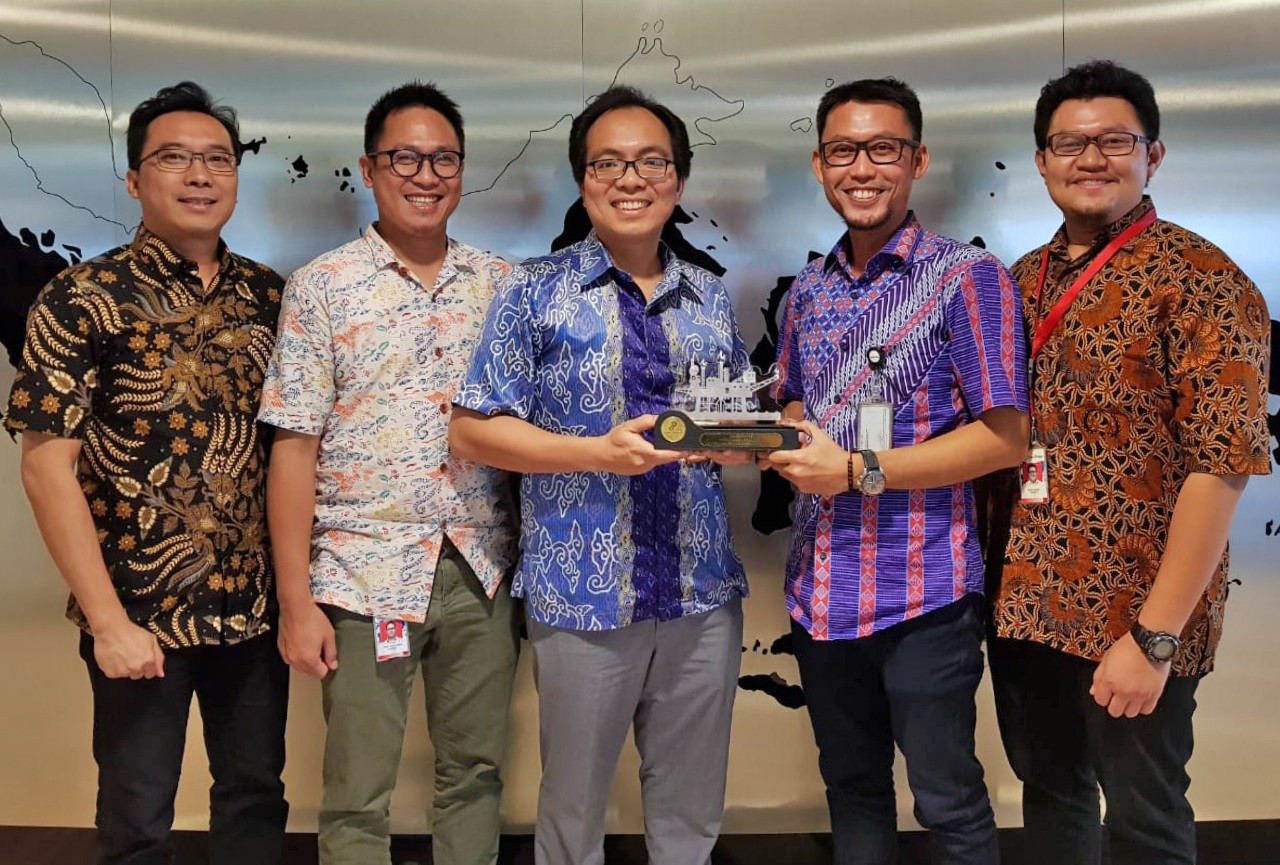 5 men posing with trophy