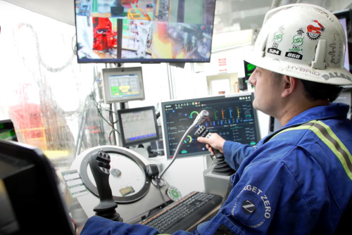 Driller controlling the auto rig