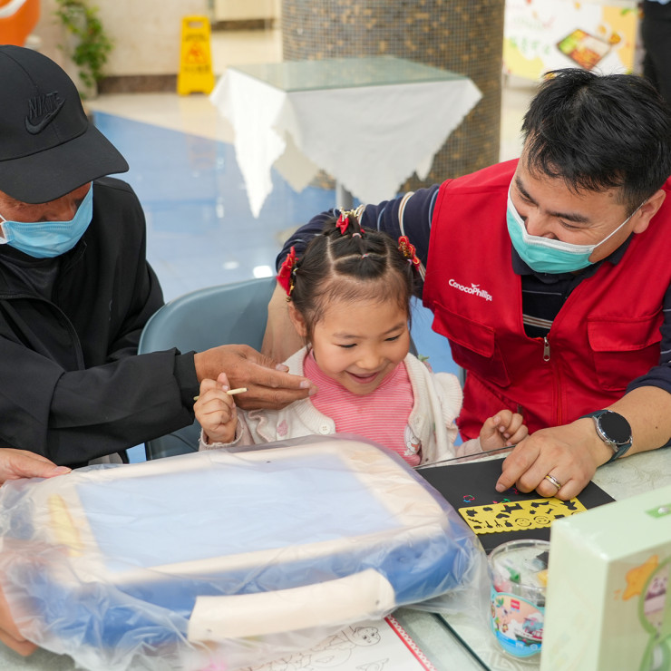Benjie Zhang with the 4-year-old girl during a pre-surgery visit